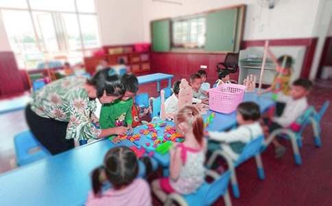 幼儿园《图形变魔术》数学活动设计课件